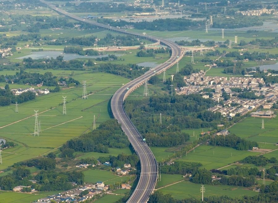 俯瞰四川天府新區(qū)至邛崍高速公路一角（2024年7月2日攝，無人機(jī)照片）。新華社記者 江宏景 攝