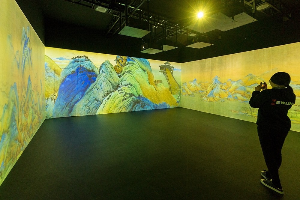 2019年1月29日，上海，市民在“千里江山圖科技藝術(shù)展”上參觀北宋名畫《千里江山圖》的AR全景展示并打卡拍照。