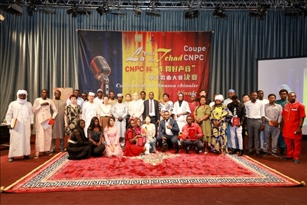 選手、評(píng)委、組委會(huì)工作人員共同與頒獎(jiǎng)嘉賓合影。中國(guó)石油非洲公司供圖