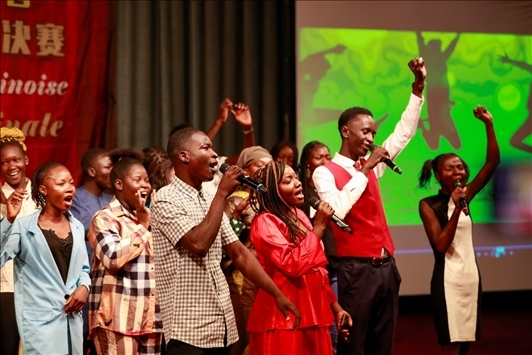 孔子學(xué)院的同學(xué)們演唱中文歌曲《明天會(huì)更好》。中國(guó)石油非洲公司供圖