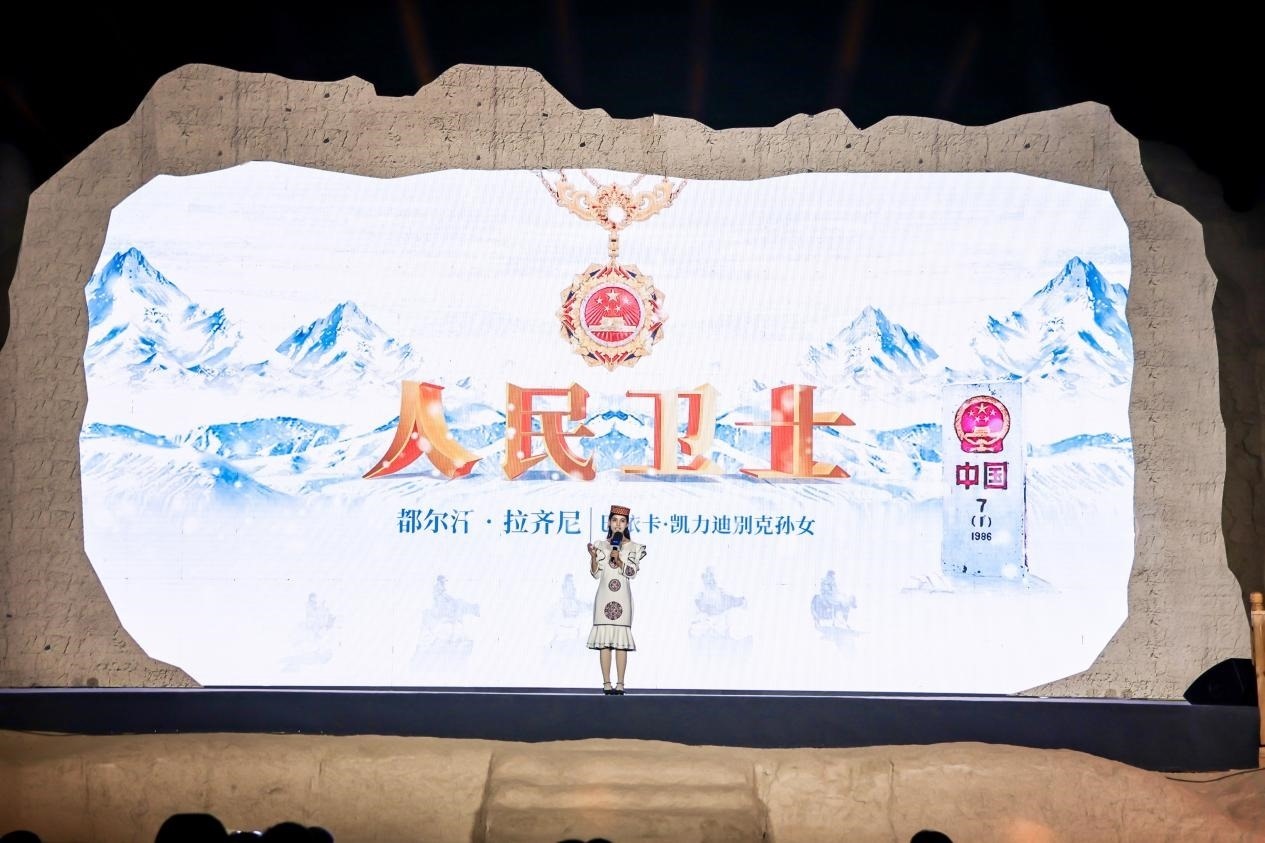 都爾汗·拉齊尼在“何以中國·五星出東方”網(wǎng)絡主題宣傳活動現(xiàn)場演講。人民視頻供圖