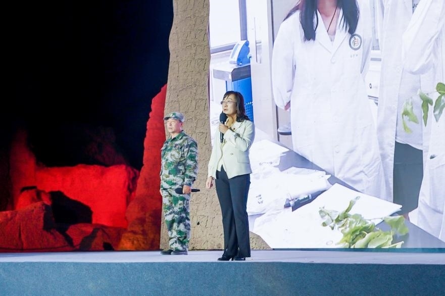 吳翠云（右一）在“何以中國·五星出東方”網(wǎng)絡主題宣傳活動現(xiàn)場演講。人民視頻供圖