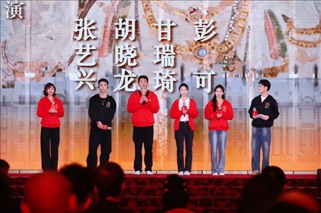 《受到召喚·敦煌》眾演員與現(xiàn)場觀眾互動(dòng)交流。主辦方供圖