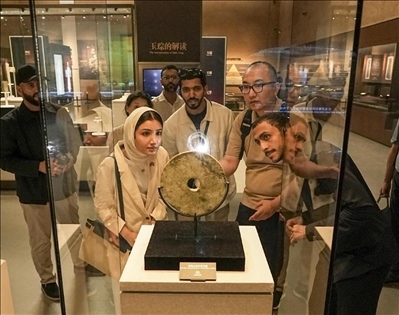 阿聯(lián)酋青年在良渚文化博物院參觀。中國銀行供圖