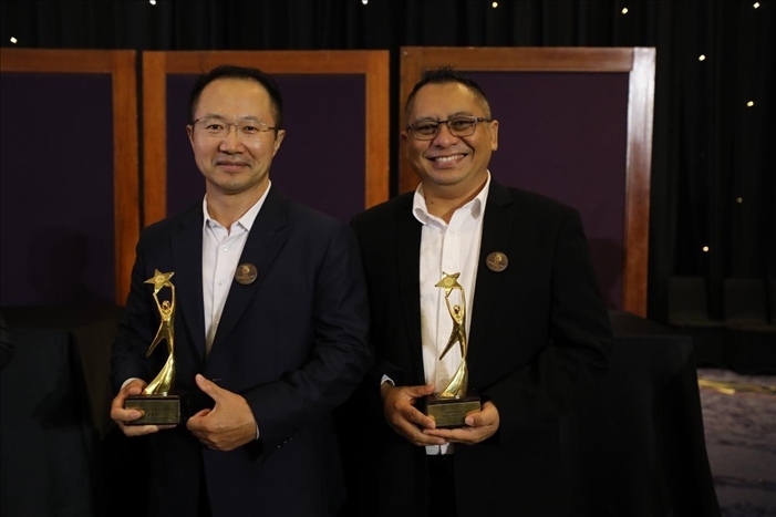 趙志剛與多迪獲獎(jiǎng)后合影。國(guó)能印尼爪哇發(fā)電公司供圖