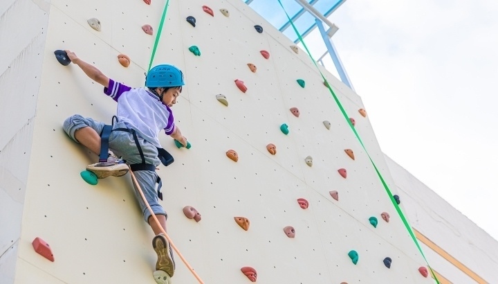 浙江臺州，正在學習攀巖課程的小學生