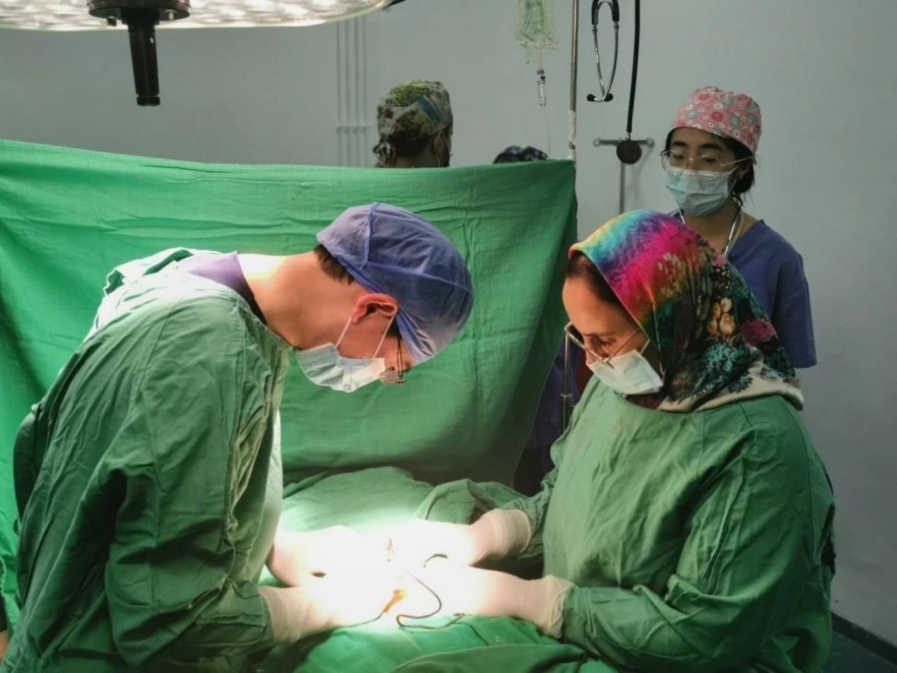中國醫(yī)療隊員與當?shù)蒯t(yī)生合作開展手術(shù)。第196批中國援助摩洛哥醫(yī)療隊塞達特分隊供圖