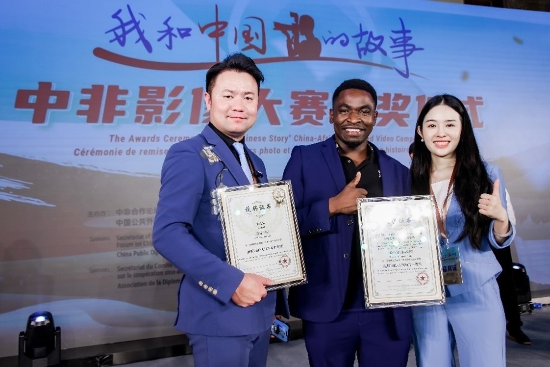 王曉樂（中）與其他嘉賓合影。主辦方供圖