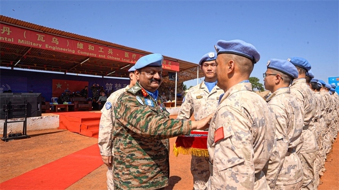 聯(lián)南蘇團部隊司令莫漢中將為維和官兵授勛。秦貴君攝