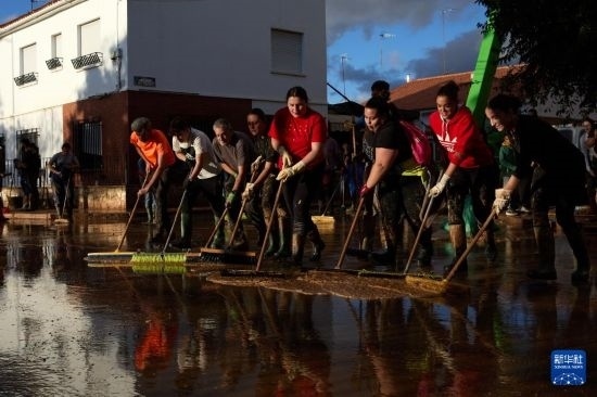 11月2日，居民在西班牙烏鐵爾清理房屋。新華社記者 孟鼎博 攝