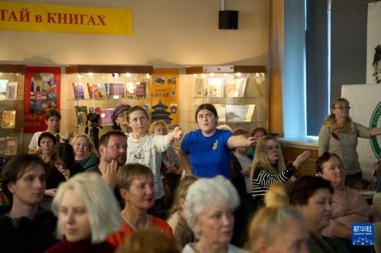 11月2日，來賓在俄羅斯符拉迪沃斯托克的活動現(xiàn)場模仿八段錦的動作。新華社發(fā)（郭飛洲攝）