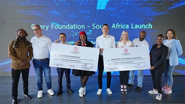 捐贈(zèng)合影。奇瑞國(guó)際南非子公司提供