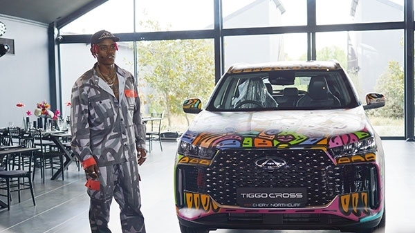 Samurai Farai和其汽車噴繪作品。人民網(wǎng) 張茜攝