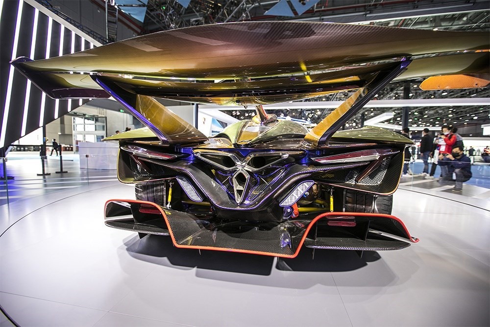 2020年11月5日，上海，來(lái)自德國(guó)的全球首款全碳纖維跑車亮相進(jìn)博會(huì)。該車總重量只有1250KG。