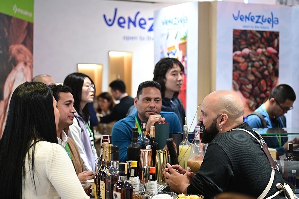 2023年11月9日，上海，觀眾在進(jìn)博會(huì)委內(nèi)瑞拉館參觀、交流、洽談。