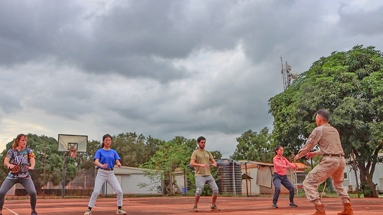 認(rèn)真學(xué)習(xí)動作。孫亞斌 攝