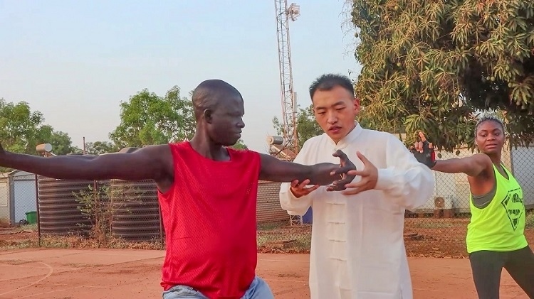 細(xì)心指導(dǎo)動作。馬騫攝