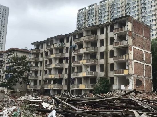 圖為拆遷中的合肥儀表廠宿舍。 合肥市蕪湖路街道 提供