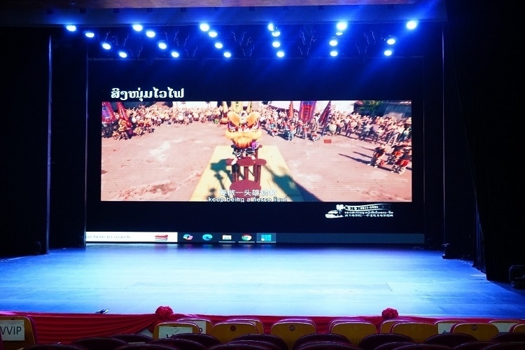 “露天電影院——中老優(yōu)秀電影巡映”首映式上放映老撾語配譯的中國動(dòng)畫電影《雄獅少年》。主辦方供圖