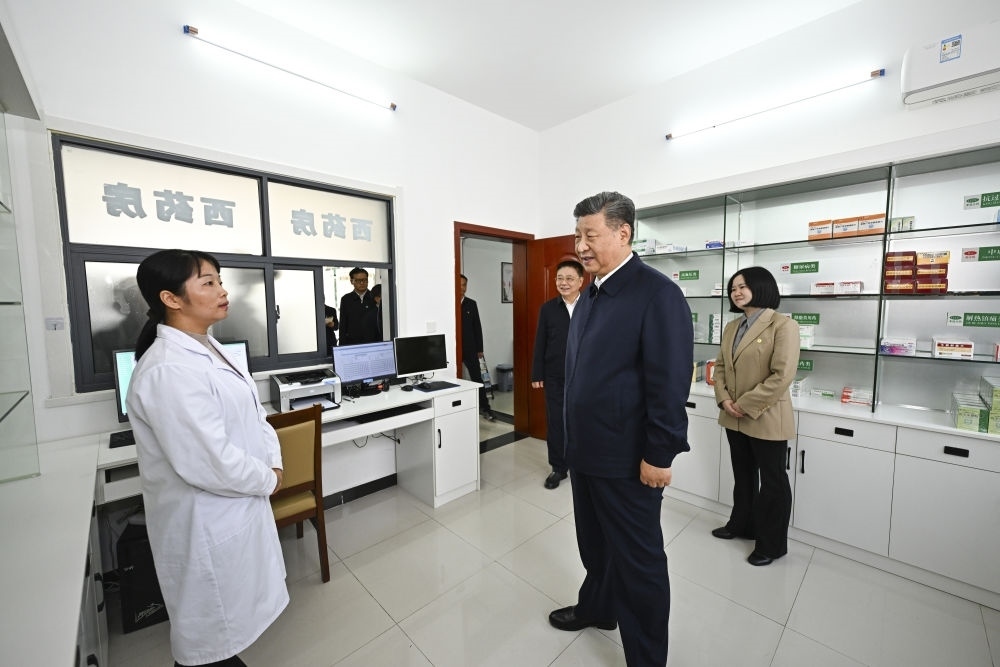 2024年11月5日，習近平在湖北省咸寧市嘉魚縣潘家灣鎮(zhèn)四邑村衛(wèi)生室考察。習近平指出：“要進一步加強黨建引領，抓住‘一老一小’這個重點，更加精準有效地為群眾排憂解難?！? width=