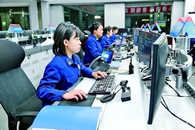  廣東省廣州市消防救援支隊(duì)指揮中心的接警調(diào)度員24小時(shí)待命。圖片由國(guó)家消防救援局提供
