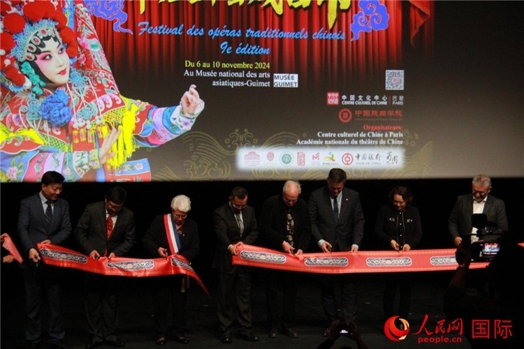 戲劇節(jié)開幕剪彩。人民網(wǎng)記者 尚凱元攝