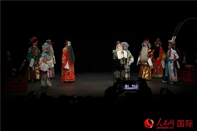 演員向觀眾謝幕。人民網(wǎng)記者 尚凱元攝