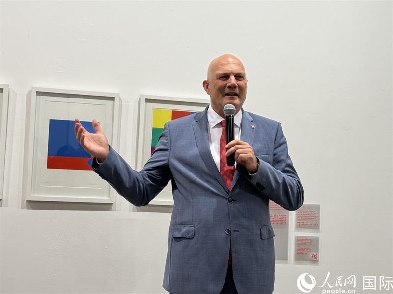 11月8日，瑞士駐華大使白瑞誼在“瑞士經(jīng)典設計展”開幕式上發(fā)表致辭。（人民網(wǎng) 謝瑩攝）