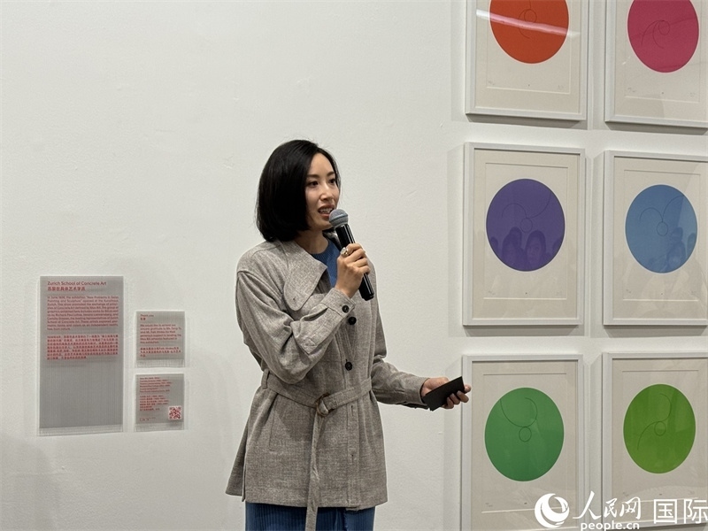 11月8日，今日美術館館長張然在“瑞士經(jīng)典設計展”開幕式上發(fā)表致辭。（人民網(wǎng) 謝瑩攝）