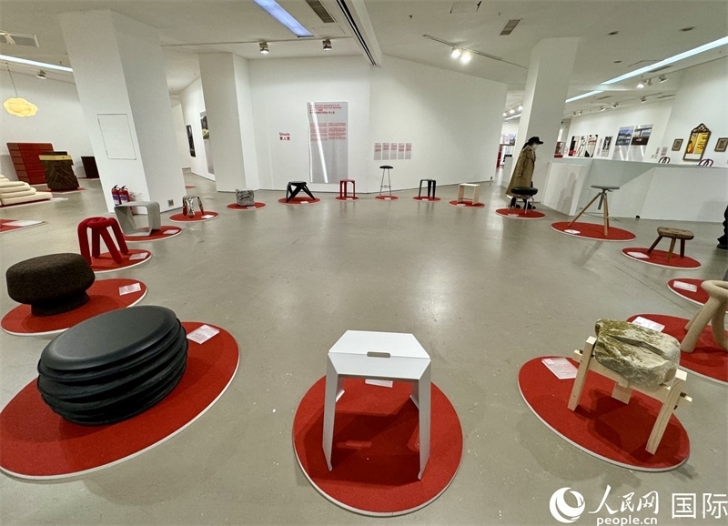 11月8日，瑞士經(jīng)典設計展現(xiàn)場。（人民網(wǎng) 謝瑩攝）