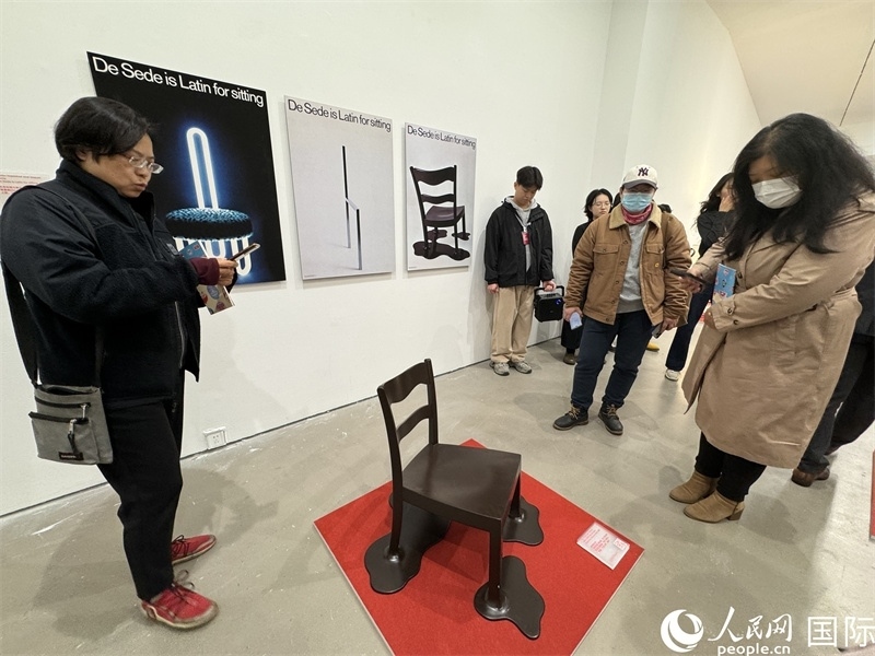 11月8日，觀眾在“瑞士經(jīng)典設計展”作品前駐足欣賞。（人民網(wǎng) 謝瑩攝） 