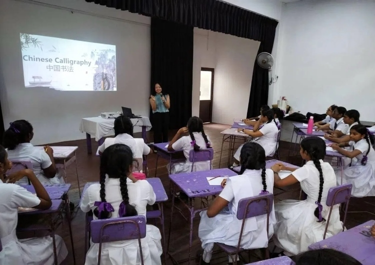 斯里蘭卡學生在系列活動中學習中國書法。圖片由主辦方提供
