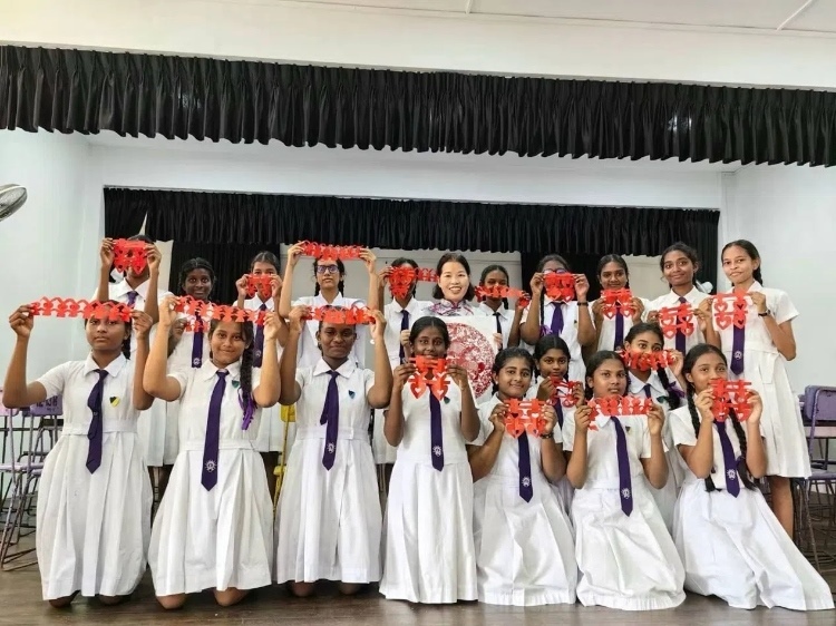 斯里蘭卡學生展示剪紙作品。圖片由主辦方提供