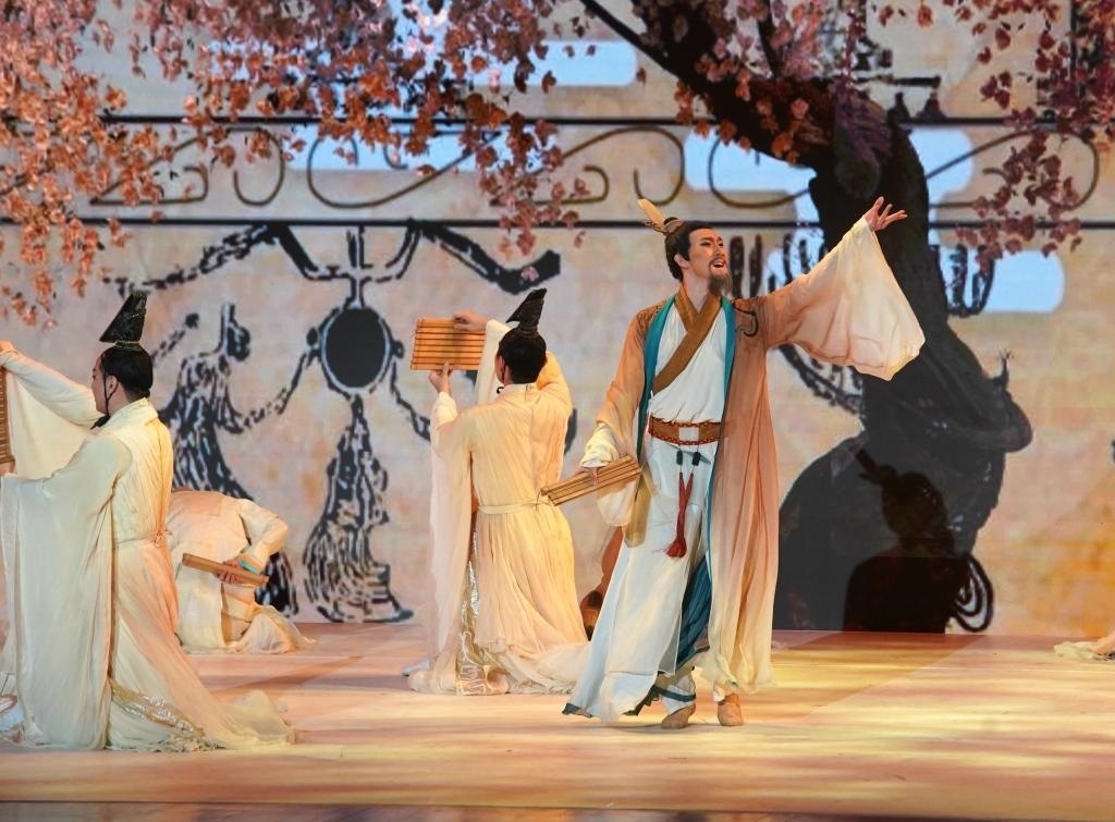 11月6日，演職人員在表演民族舞劇《孔子》片段。新華社記者 張晨霖 攝