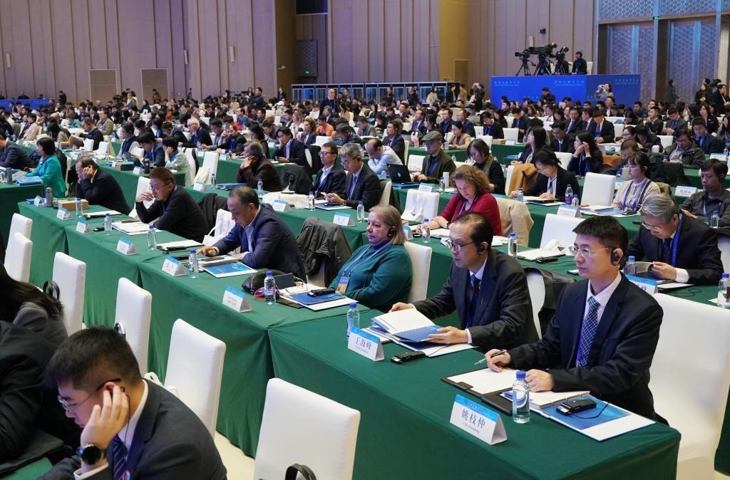 11月7日，中外嘉賓在首屆世界古典學(xué)大會開幕式現(xiàn)場聽會。新華社記者 張晨霖 攝