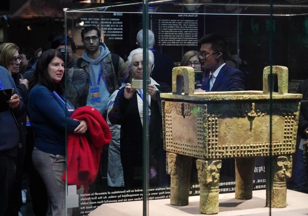 11月6日，中外嘉賓來到中國考古博物館參觀“考古與中華文明溯源展”。該展是本屆世界古典學(xué)大會推出的配套活動(dòng)之一。新華社記者 張晨霖 攝