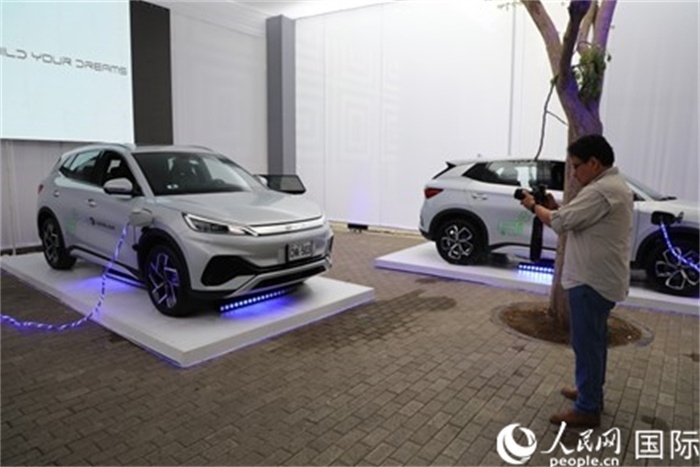 圖為秘魯媒體記者正在拍攝現(xiàn)場展出的比亞迪電動汽車。 人民網(wǎng)記者姜波攝