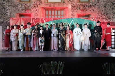 墨西哥華人婦女聯(lián)合總會木蘭藝術(shù)團(tuán)的中國古代服裝表演。主辦方供圖