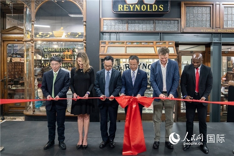 中南嘉賓為特展剪彩 希拉茲·莫林 攝