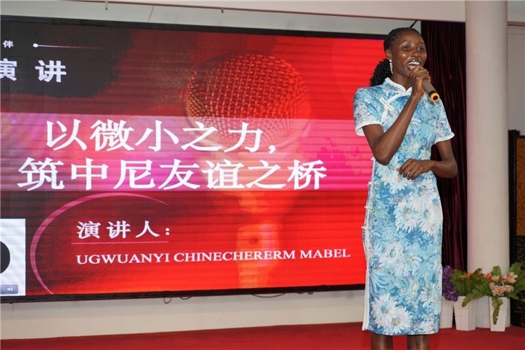 選手張佳寧演講中。尼日利亞中國文化中心供圖