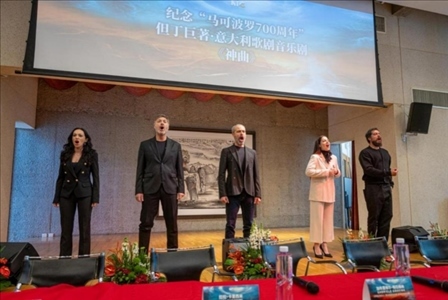 發(fā)布會現(xiàn)場，主創(chuàng)表演音樂劇片段。主辦方供圖