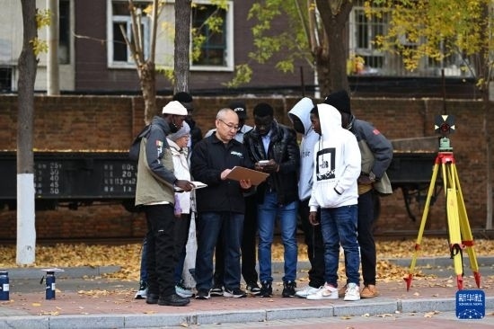 在天津鐵道職業(yè)技術(shù)學(xué)院，老師指導(dǎo)幾內(nèi)亞學(xué)員使用測距儀器（11月11日攝）。新華社記者 李然 攝