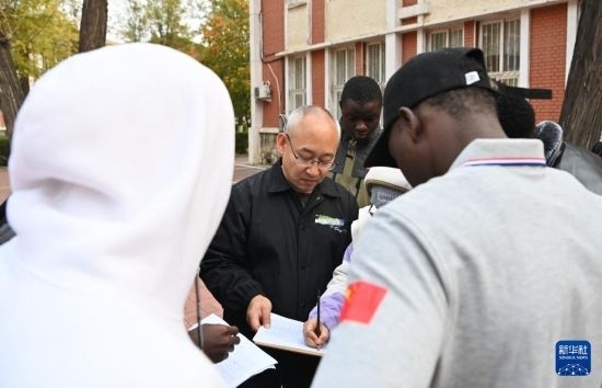 在天津鐵道職業(yè)技術(shù)學(xué)院，老師指導(dǎo)幾內(nèi)亞學(xué)員使用測距儀器（11月11日攝）。新華社記者 李然 攝