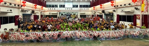 在工作坊導(dǎo)師的指導(dǎo)下，三校200余名學(xué)生共同完成了一幅長達(dá)80尺的水墨畫作。主辦方供圖