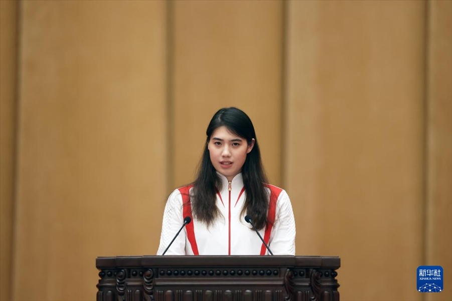 11月15日，游泳運(yùn)動(dòng)員張雨霏在報(bào)告會(huì)上發(fā)言。新華社記者 李明 攝