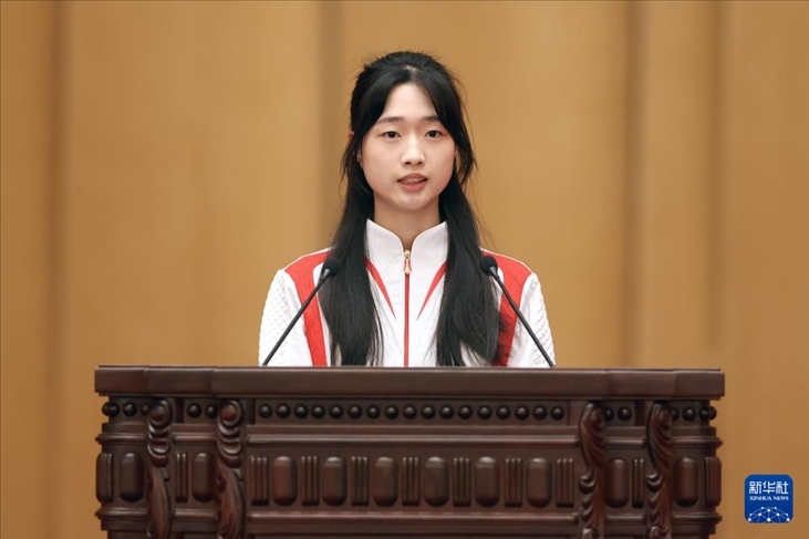 11月15日，射擊運(yùn)動(dòng)員黃雨婷在報(bào)告會(huì)上發(fā)言。新華社記者 李明 攝