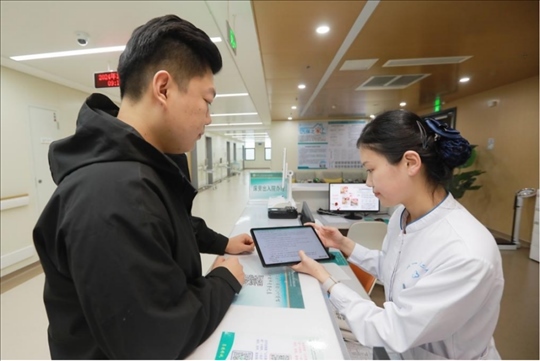 患者在護(hù)士站為家屬辦理床旁出院手續(xù)。圖片來(lái)源：山東第一醫(yī)科大學(xué)第二附屬醫(yī)院