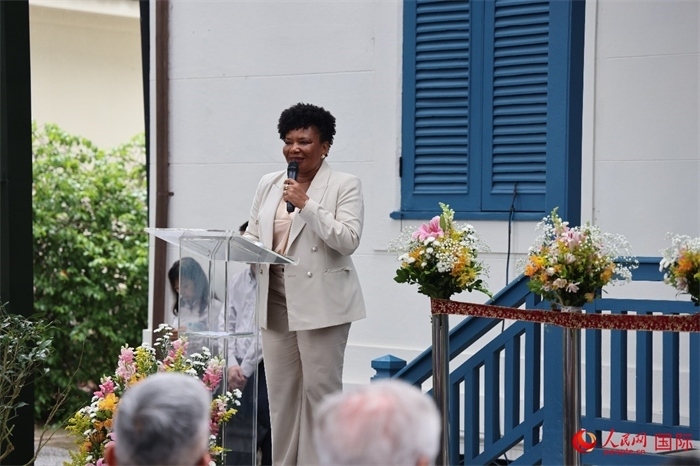 巴西文化部部長梅內(nèi)塞斯在開園儀式上發(fā)表致辭。人民網(wǎng)記者 張志文攝