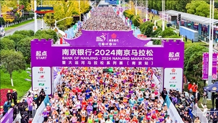 比賽選手沖出起點(diǎn)。賽事組委會(huì)供圖