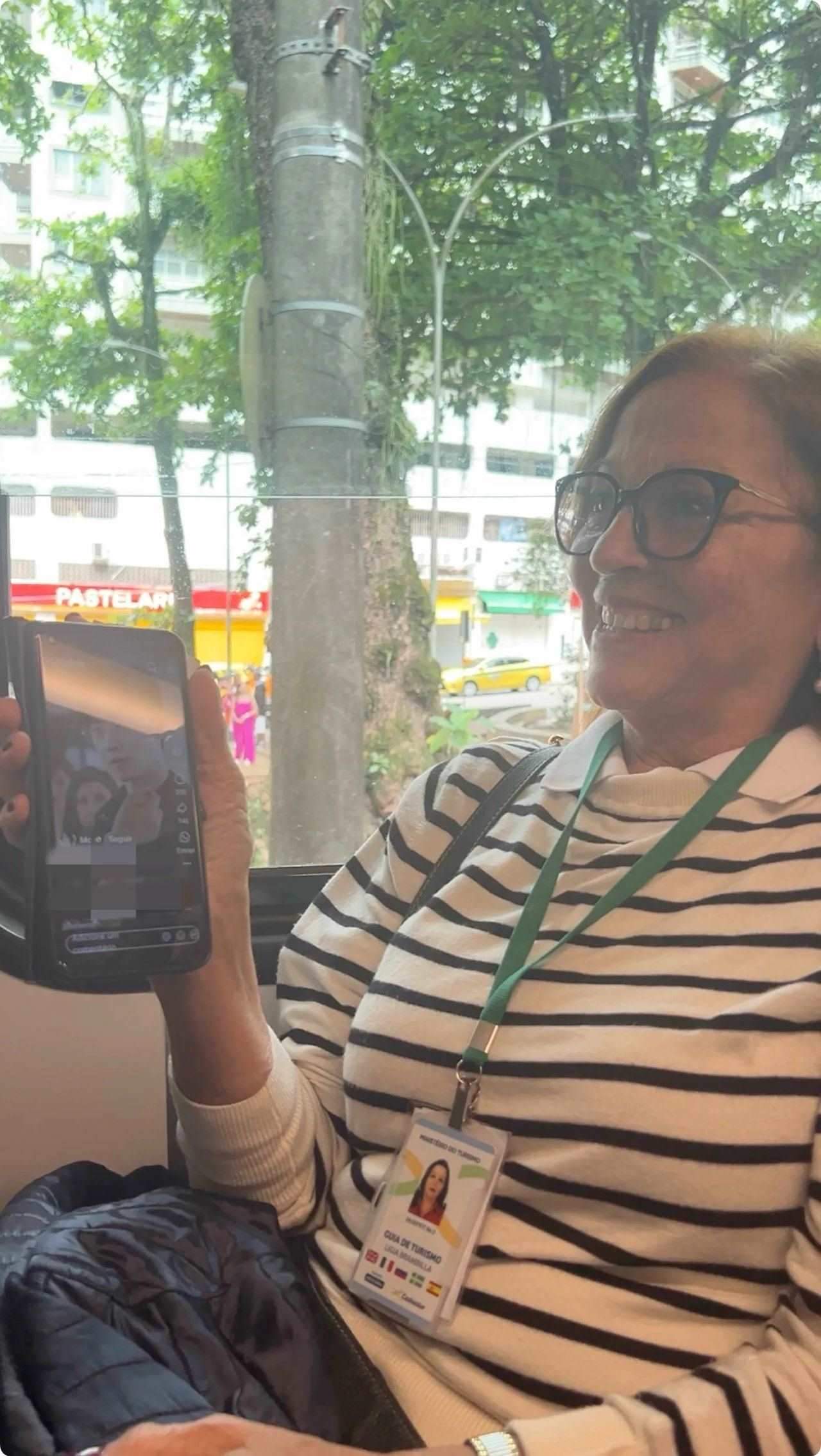 當(dāng)?shù)厝讼驆u叔展示中國(guó)網(wǎng)劇。作者供圖